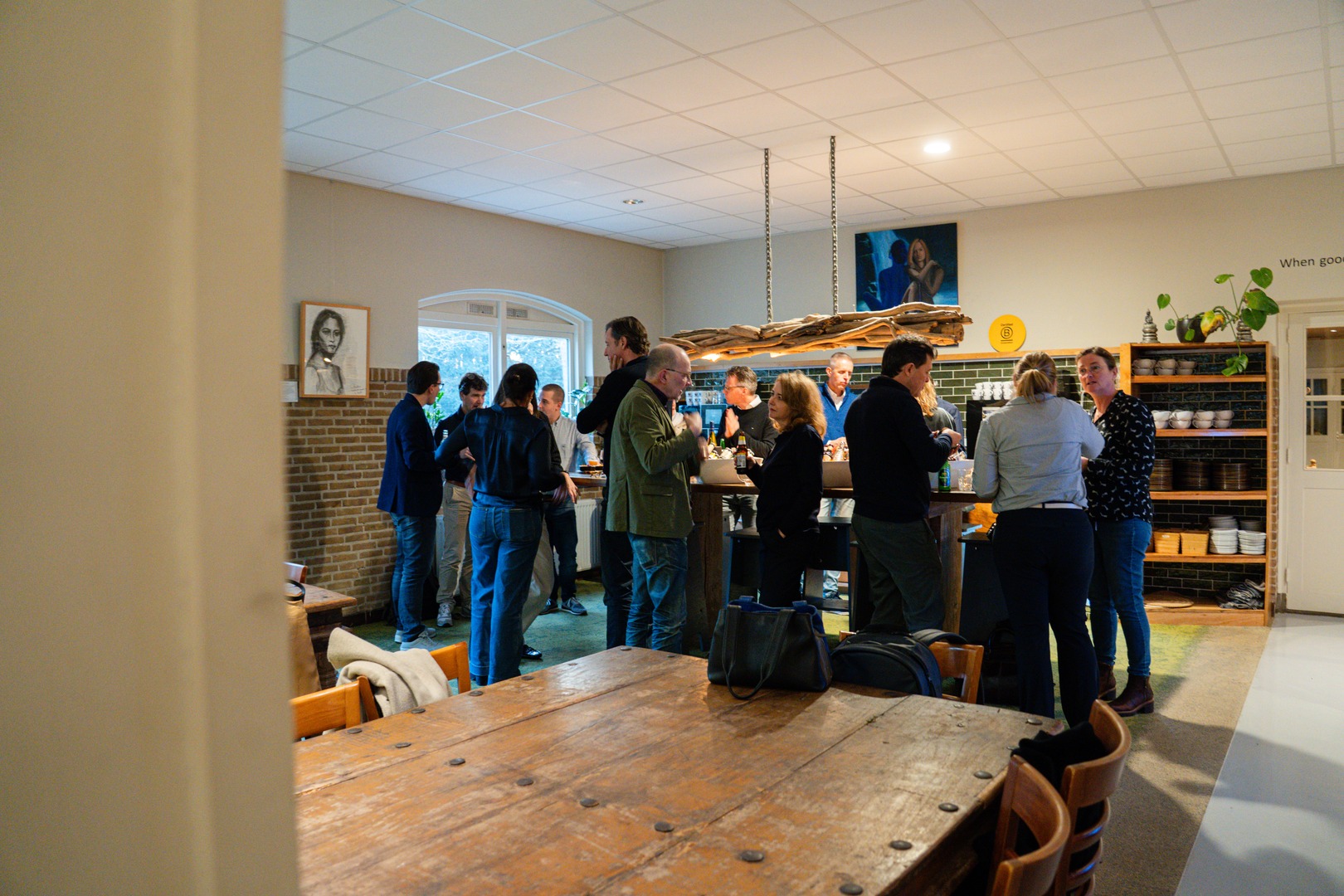 Collega's in gesprek tijdens een informele borrel in een bedrijfskantine
